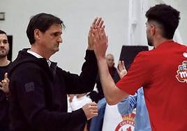 Luis Castillo, entrenador de la Cultural, saluda al escolta Fede Copes.