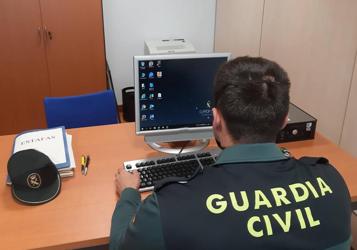 Imagen de un agente de la Guardia Civil, durante la investigación.