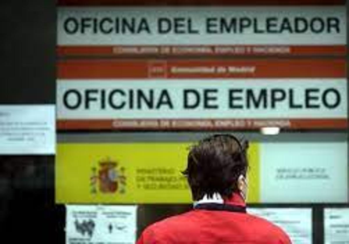 Un señor revisa las ofertas de la Oficina de Empleo.