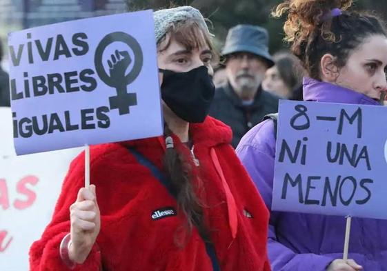 Manifestantes contra la violencia de género en León