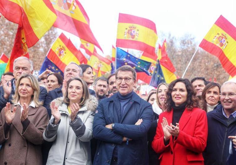 La secretaria general del PP, Cuca Gamarra, el presidente del Partido Popular, Alberto Núñez Feijóo, la presidenta de la Comunidad de Madrid, Isabel Díaz Ayuso, y el portavoz del PP en el Congreso, Miguel Tellado, durante un acto del PP contra la amnistía.