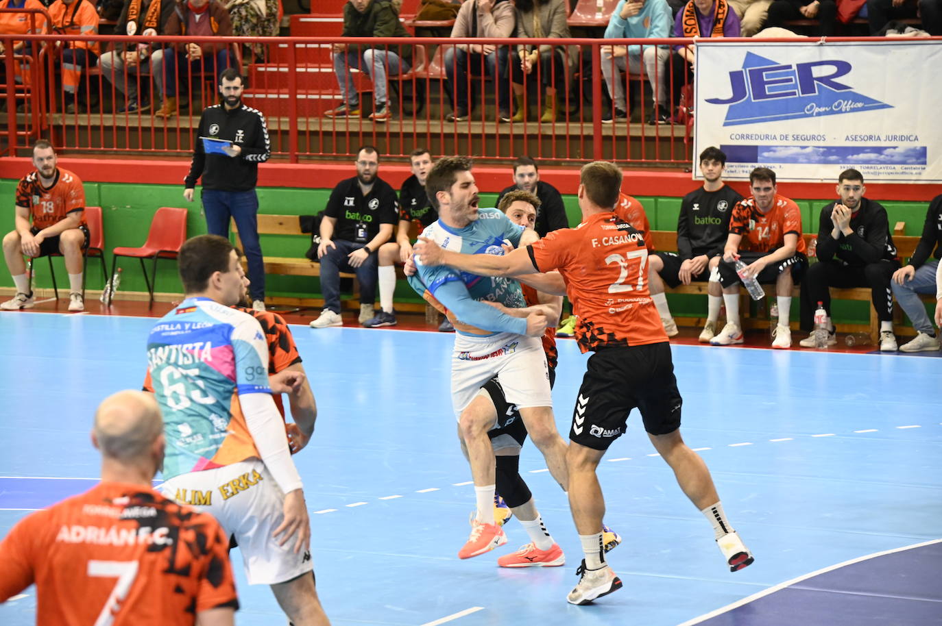 El Abanca Ademar pierde en Torrelavega