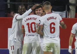 Los jugadores del Sevilla celebran el gol anotado este domingo ante el Villarreal.