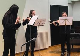 Alumnas de la Escuela Municipal de Música de Valverde de la Virgen.