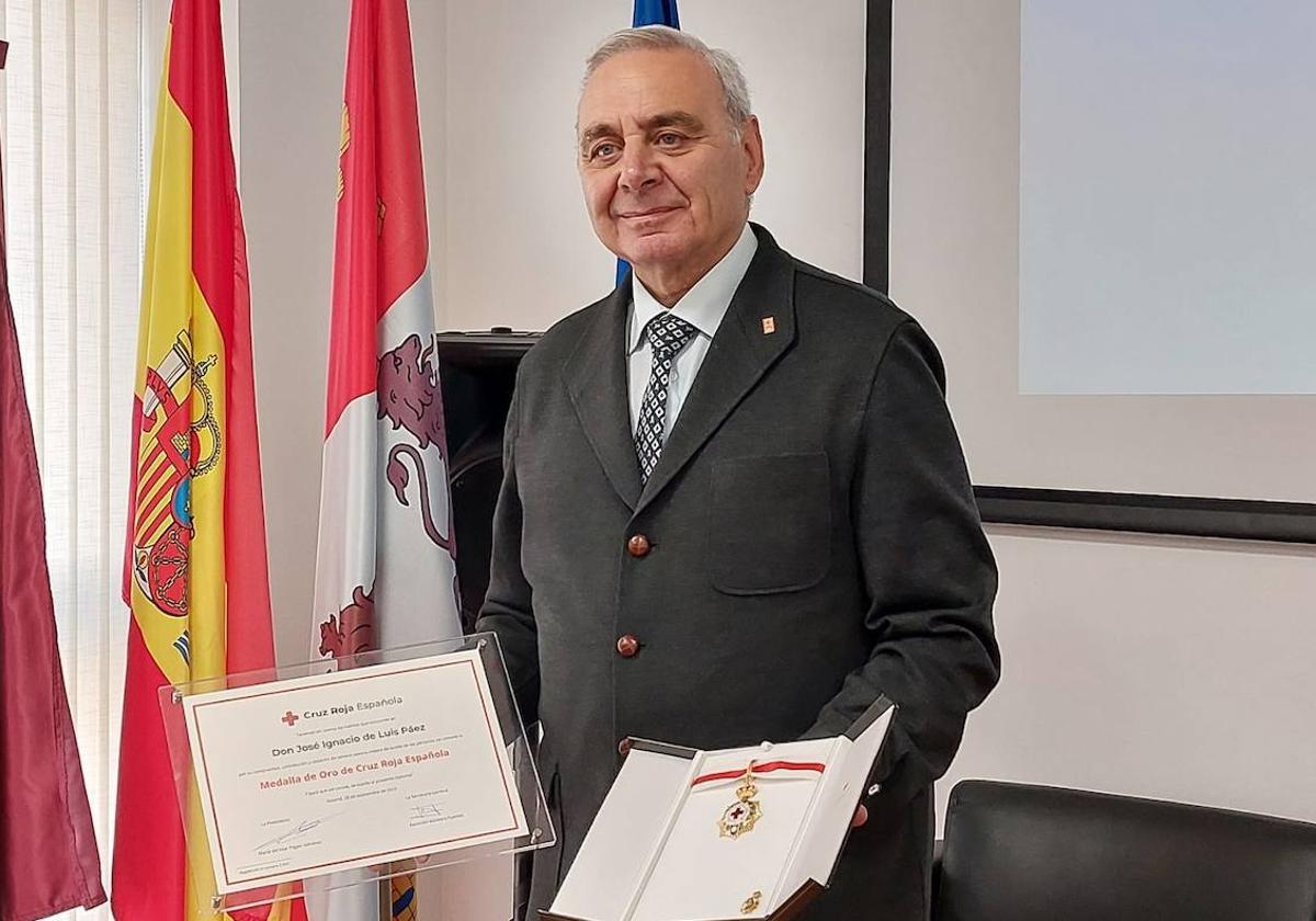 Medalla de Oro de Cruz Roja León para José Ignacio de Luis Páez.