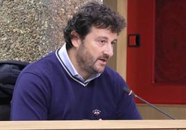 Manuel García, portavoz del grupo del Partido Popular en Villaquilambre, durante el pleno extraordinario de este martes.