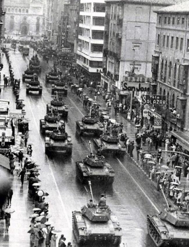 Desfile de tanques del Cuartel de Almansa en agradecimiento a una donación (1976)