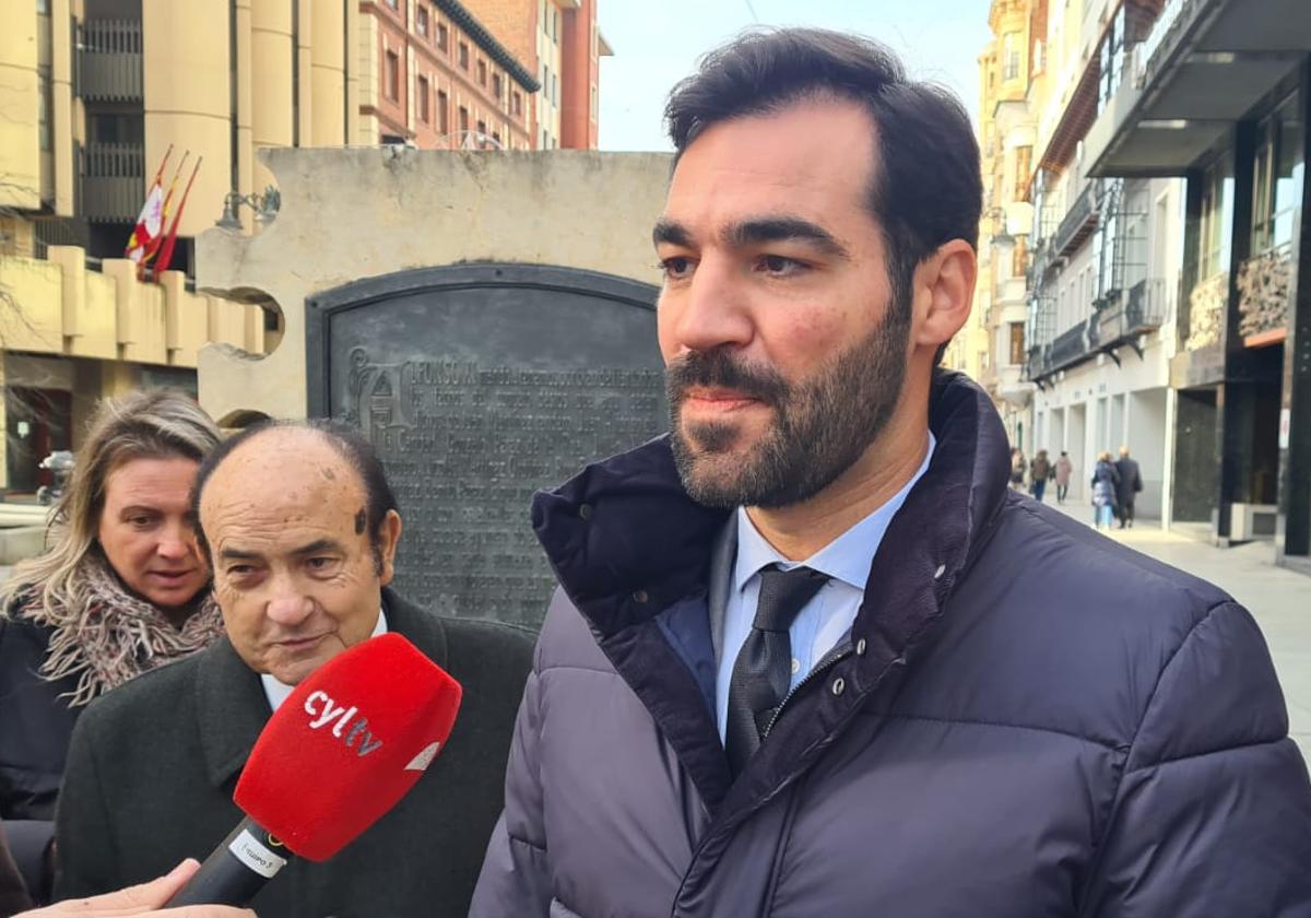 David Fernández, portavoz del PP Municipal, en una atención a los medios en Ordoño II.