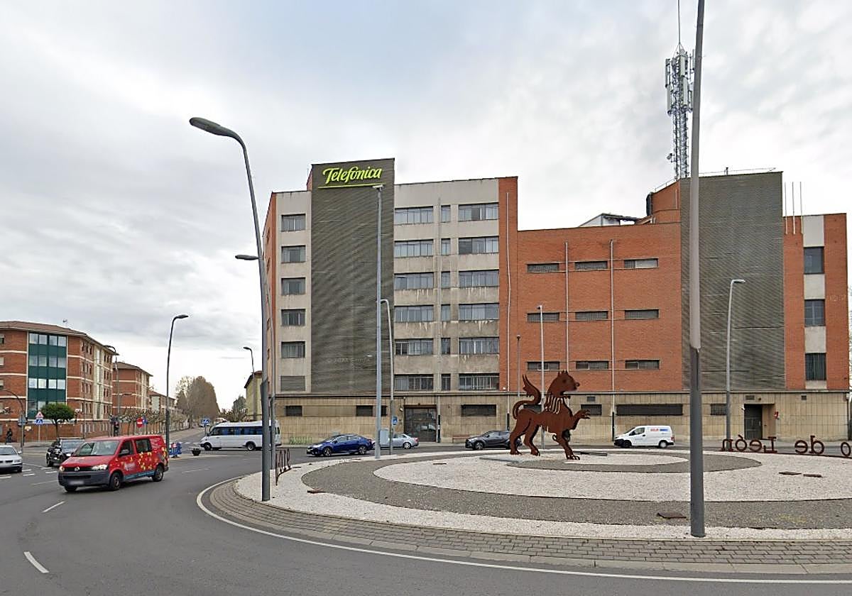 Fachada del edificio de Telefónica en León.