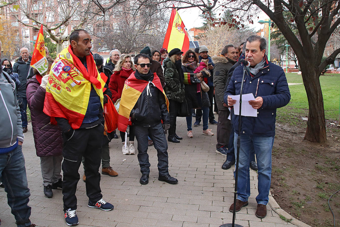 La Fundación para la Defensa de la Nación Española lee un manifiesto frente a la sede del PSOE