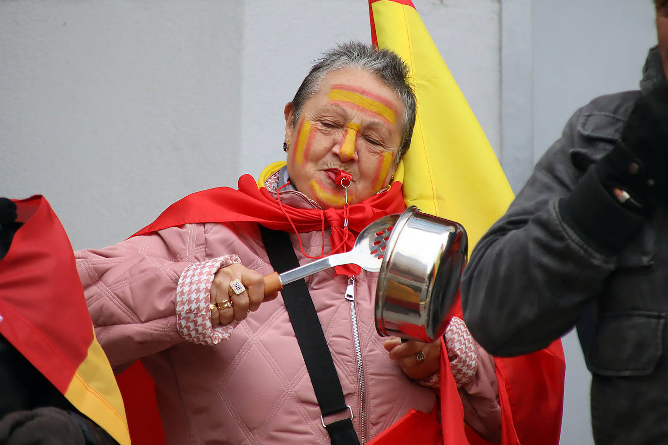 La Fundación para la Defensa de la Nación Española lee un manifiesto frente a la sede del PSOE