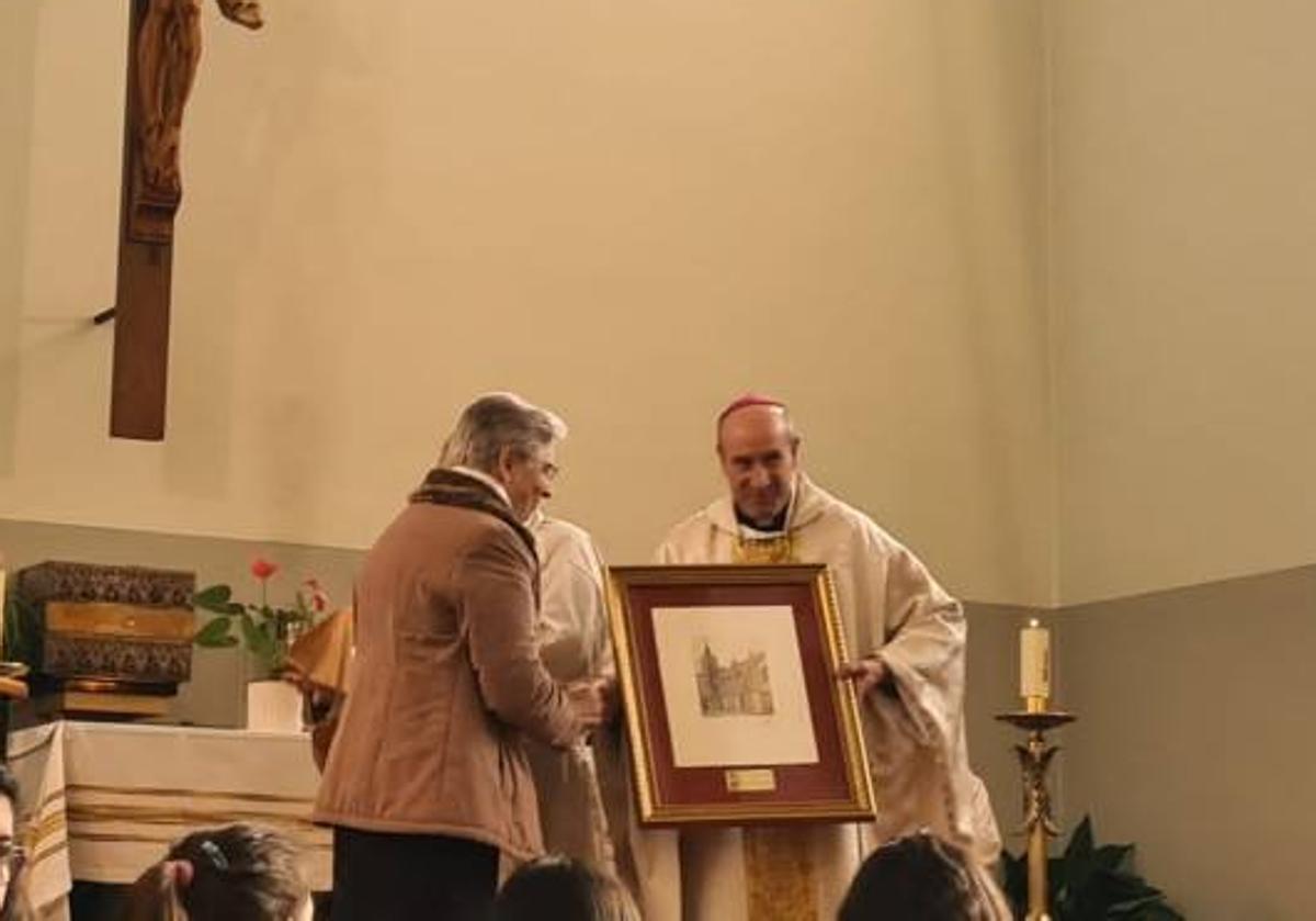 Imagen principal - Eucaristía de despedida de las Carmelitas de Veguellina de Órbigo.