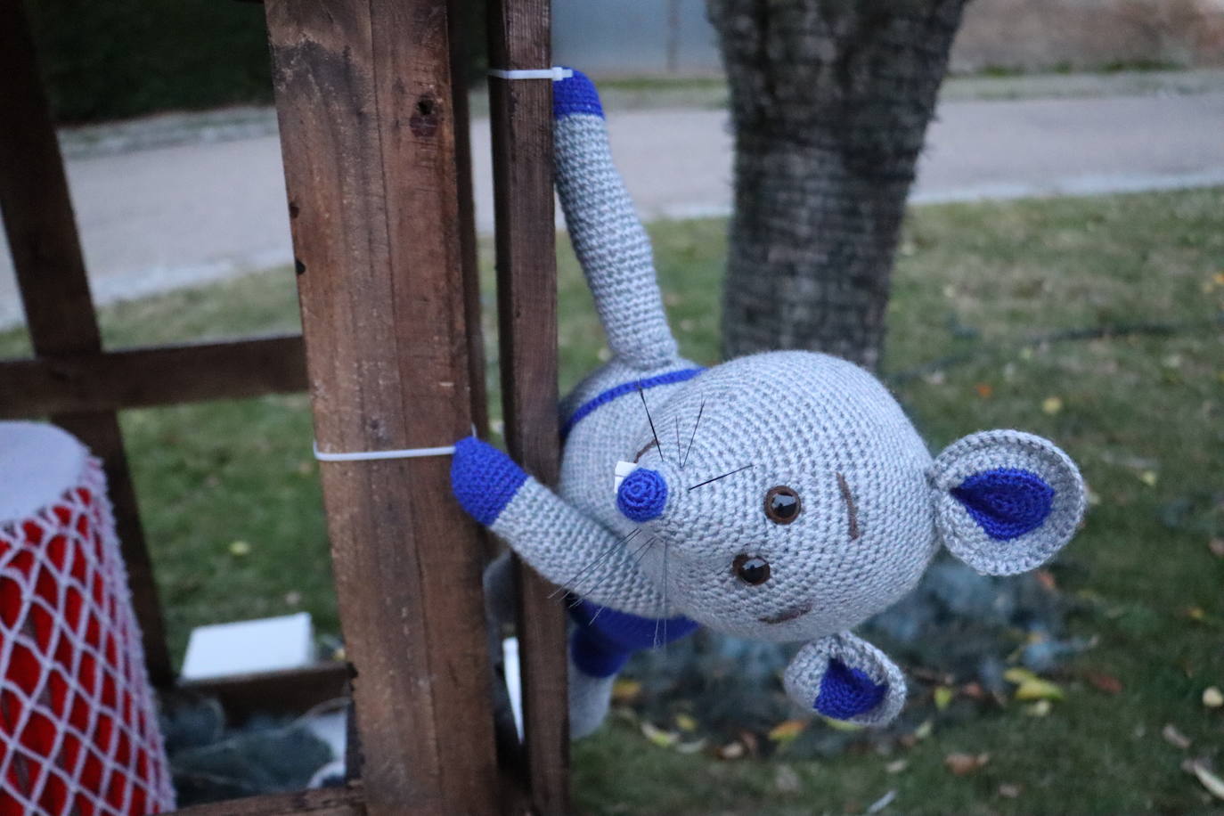 Muñecos de ganchillo que representan a ratones en una de las céntricas plazas del pueblo.