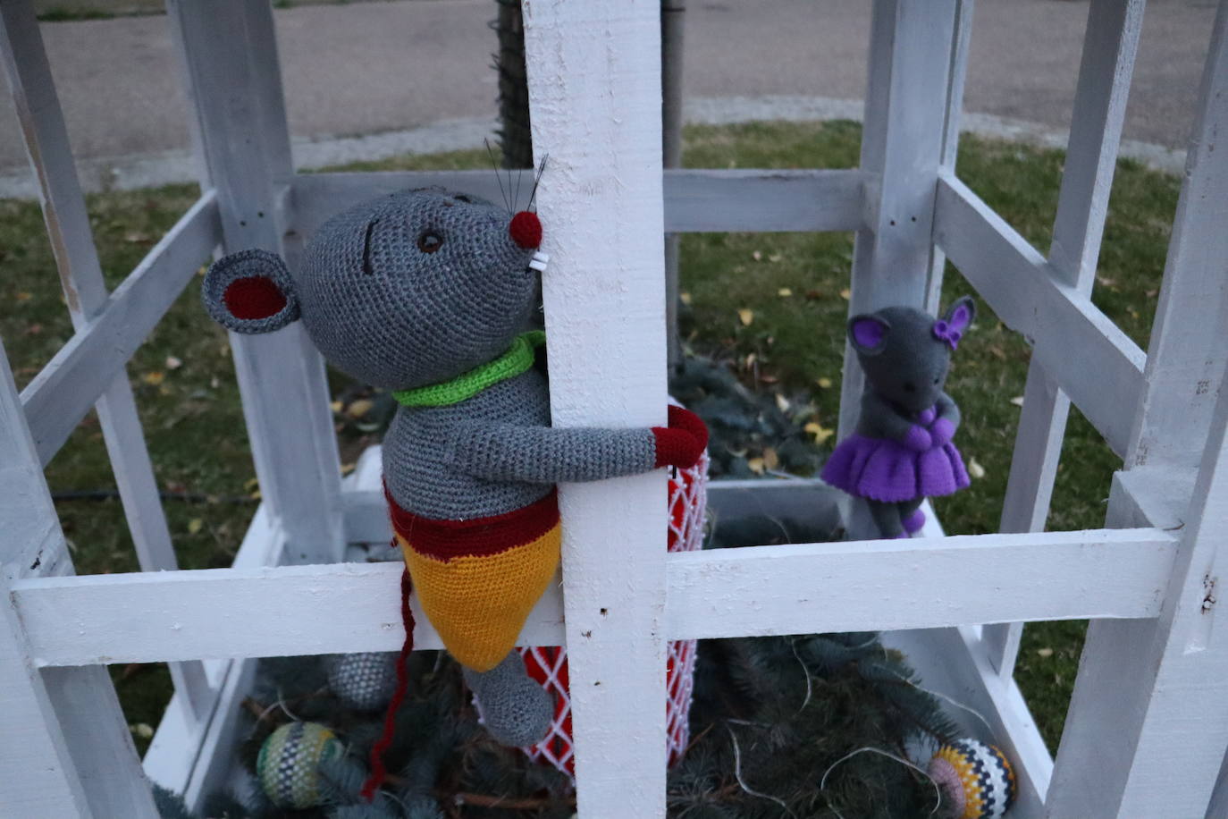 Muñecos de ganchillo que representan a ratones en una de las céntricas plazas del pueblo.