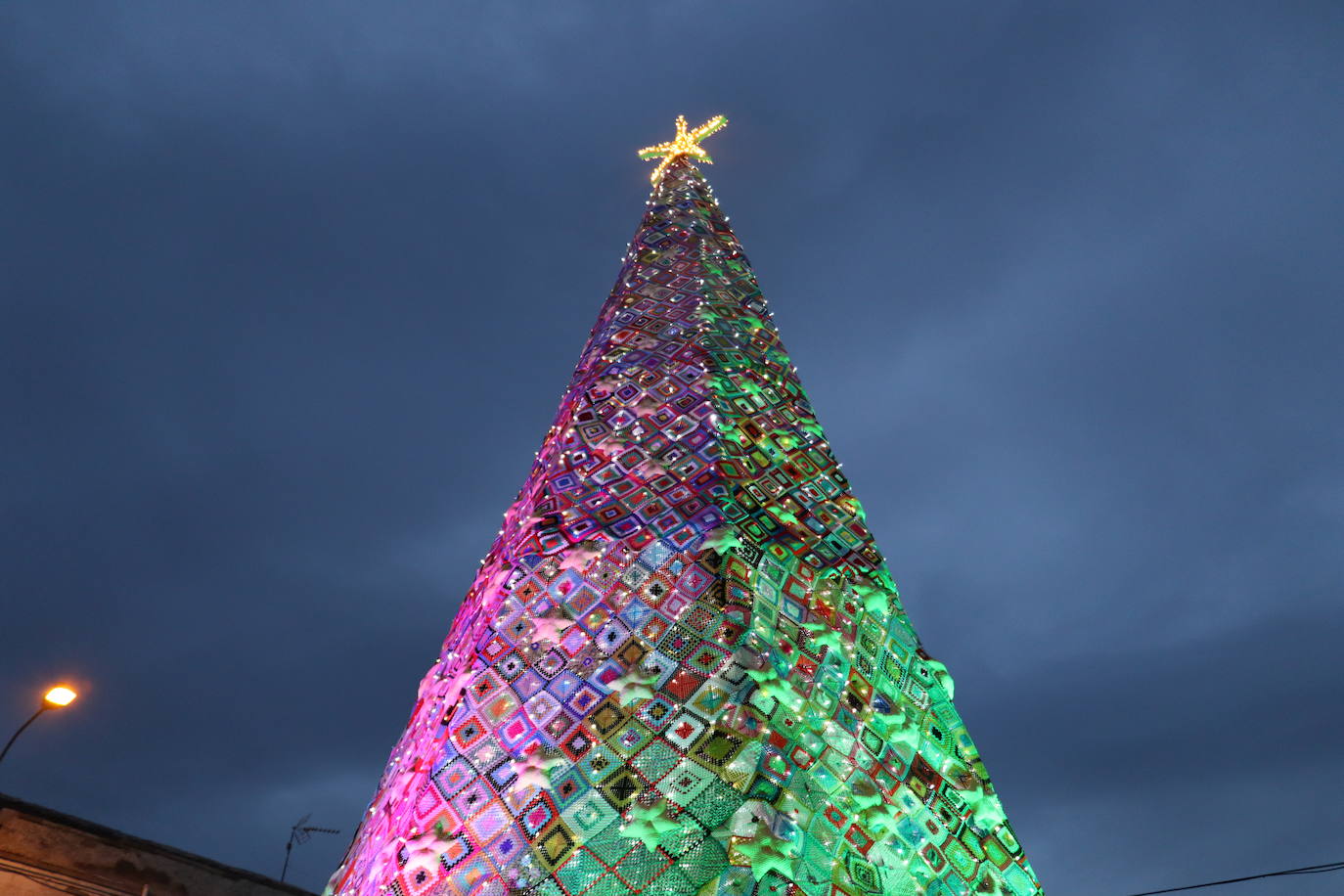 Árbol de navidad tejido a ganchillo en Villoria de Órbigo.