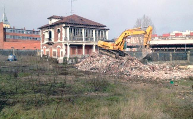 Derrumbe del Chalet del Director y de las casas de la Azucarera (2015)