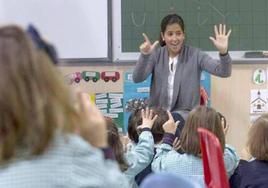 Ayudante técnico educativo dando clase en un aula infantil.