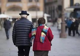 Una pareja pasea abrigada por León en una imagen de archivo.