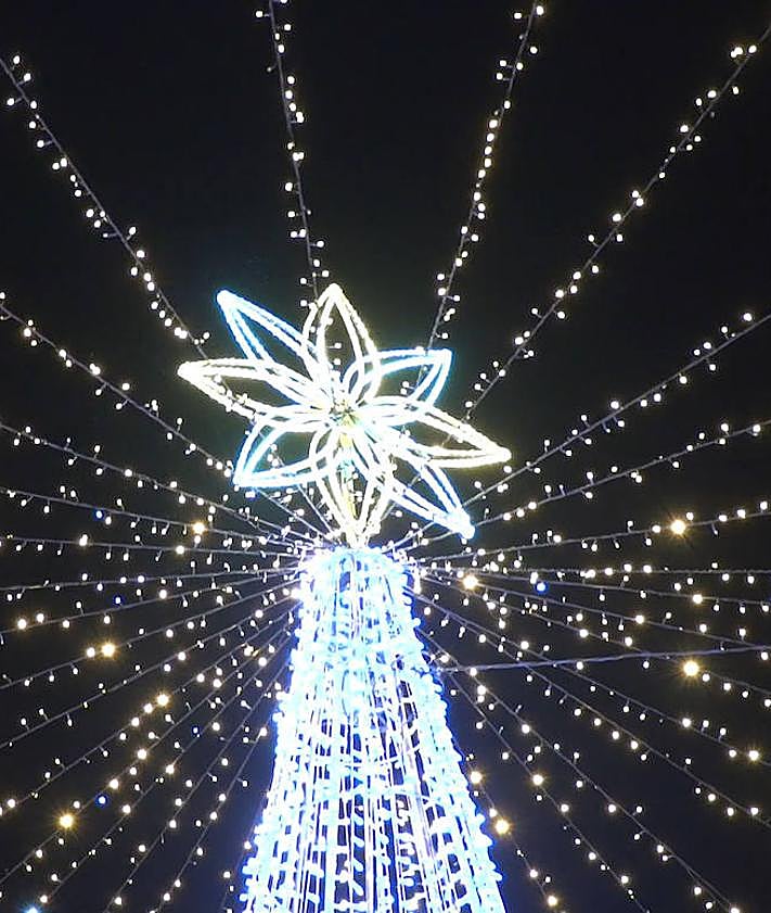 Imagen secundaria 2 - Encendido de luces navideñas en La Bañeza 