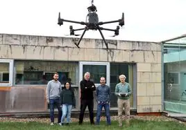 El Grupo de Investigadores de Física de la Atmósfera de la ULE mientras vuelan un dron.
