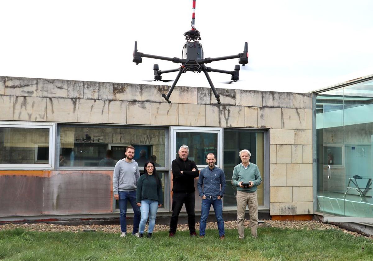 El Grupo de Investigadores de Física de la Atmósfera de la ULE mientras vuelan un dron.