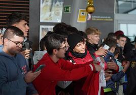 Los jugadores del Sevilla se fotografiaron con la afición a su llegada a León el miércoles.