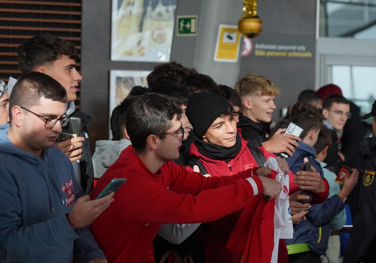 Los jugadores del Sevilla se fotografiaron con la afición a su llegada a León el miércoles.