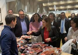 El vicepresidente y diputado de Productos de León, Roberto Aller, junto a la presidenta de Cantabria.