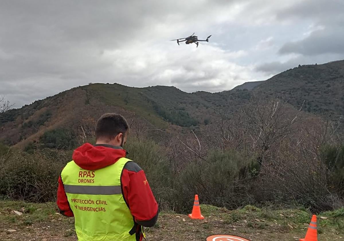Los drones de Emergencias de Protección Civil se encuentran peinando la zona.