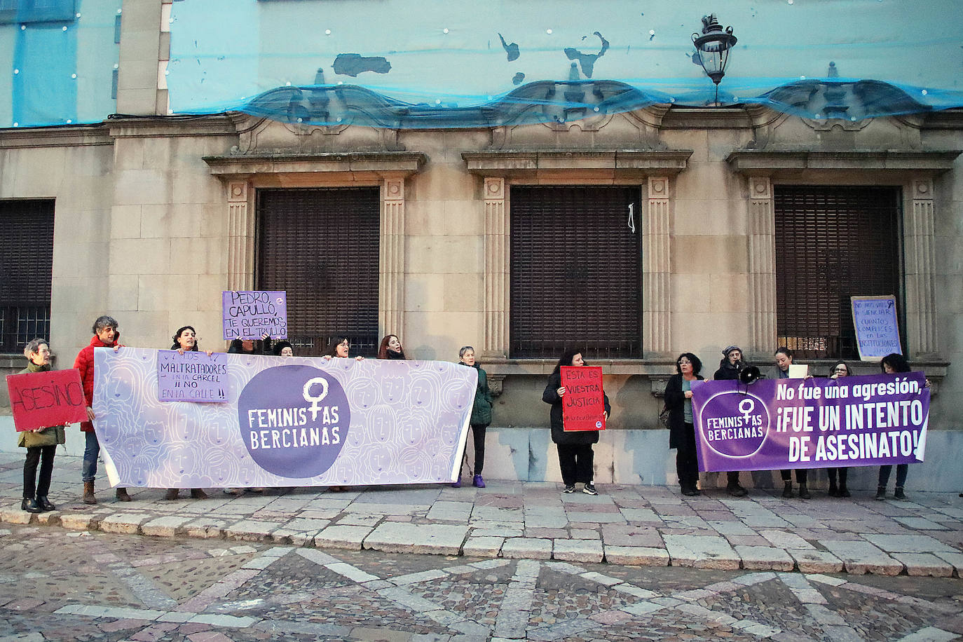 Distintos colectivos feministas se manifestaron a la llegada del acusado Pedro Muñoz a la Audiencia Provincial