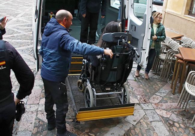 Raquel Díaz llega en silla de ruedas a la Audiencia de León.