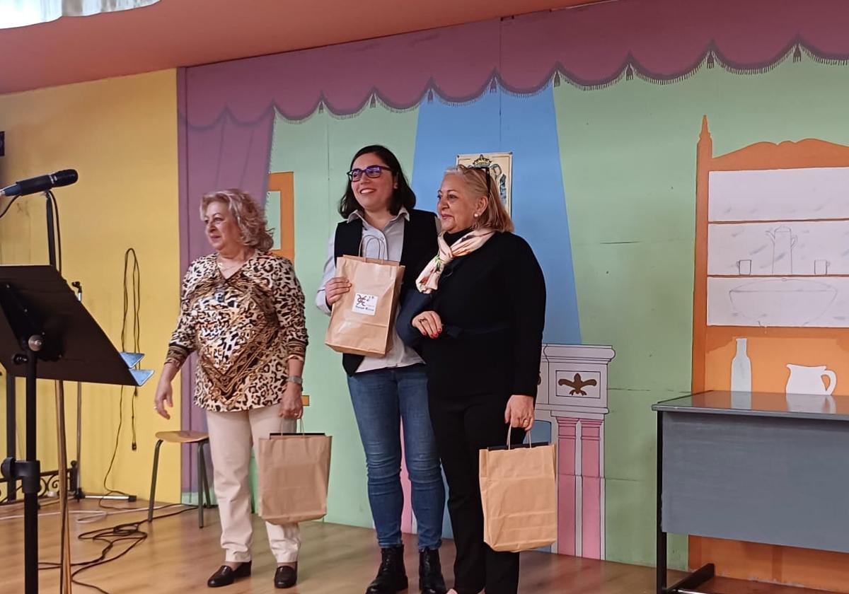 Las ganadoras del certamen reciben su premio.