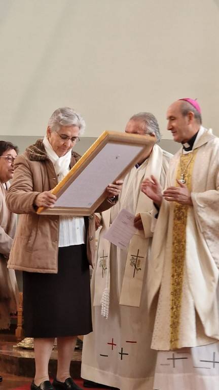 Entrega de un cuadro de recuerdo a las hermanas Carmelitas.