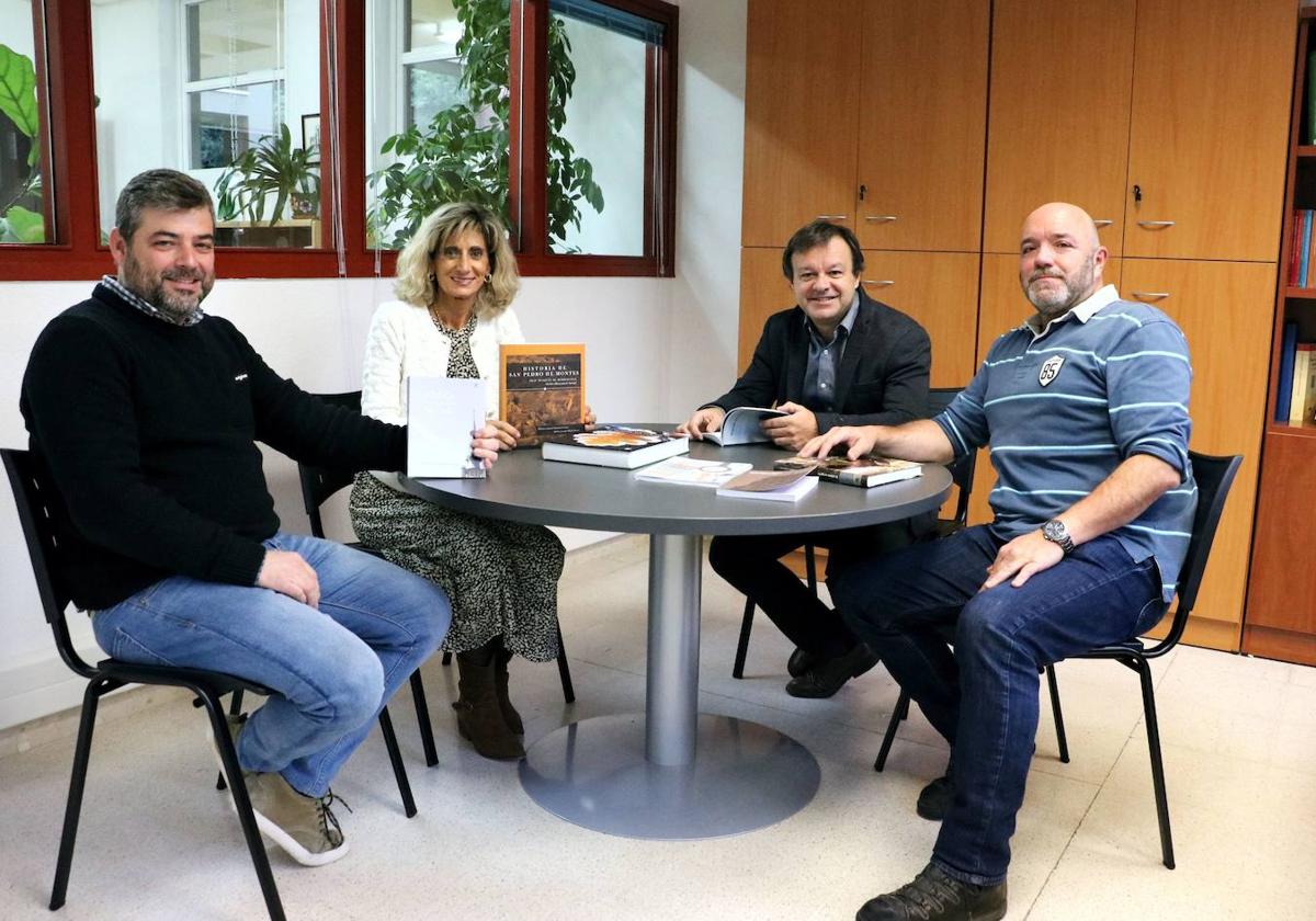 De izda a dcha David Aller, Nieves Fernández, José Manuel Trabado y Juan Luis Hernansanz en la sede del departamento de Publicaciones en el Edificio de Servicios del Campus de Vegazana.