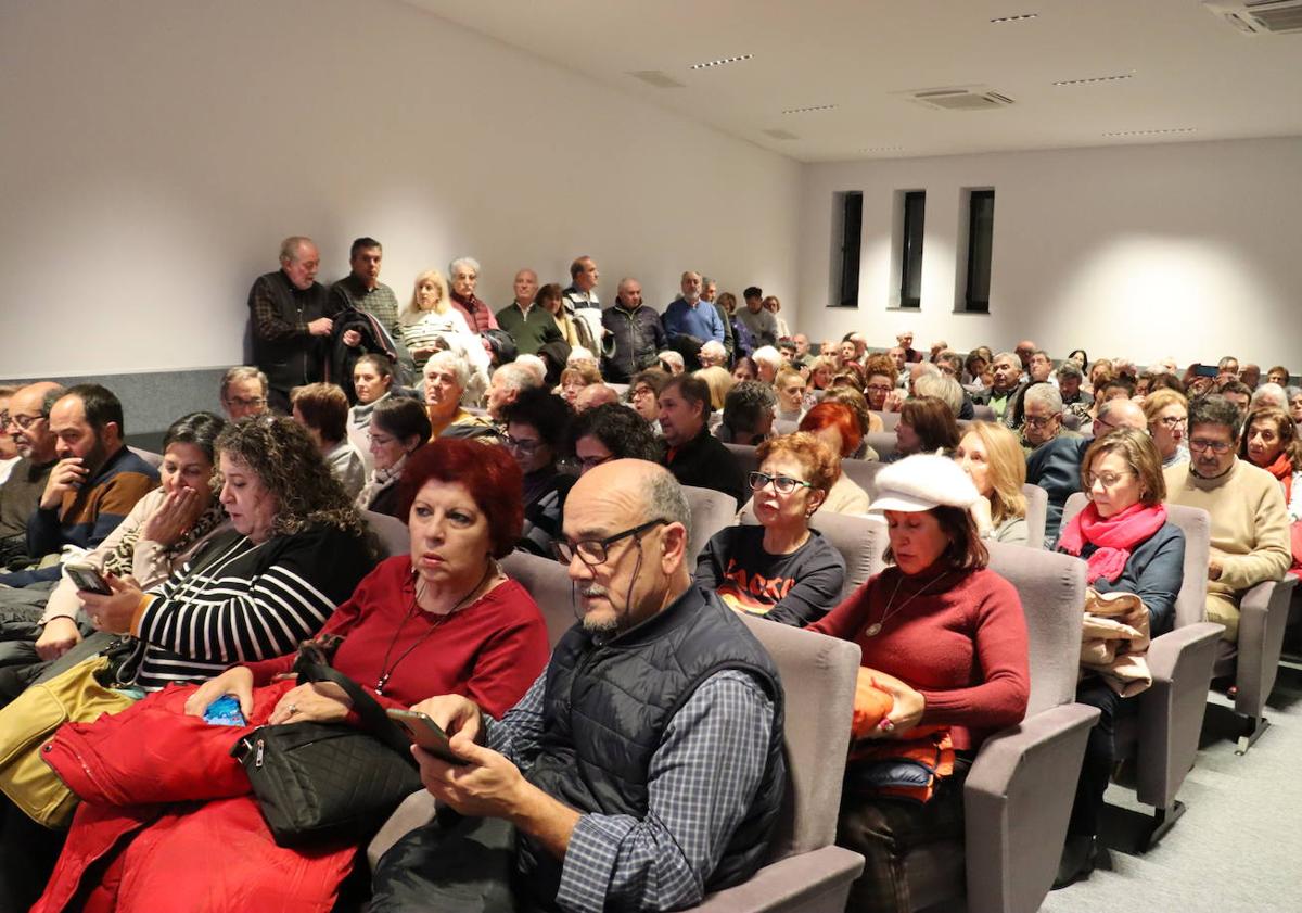 Imagen principal - La &#039;locura&#039; de las Cuevas Menudas completa el aforo del ILC en el estreno del documental