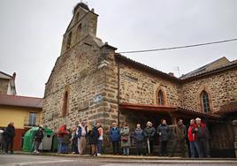 Vecinos de La Magdalena se concentran ante la iglesia en protesta por la actitud del cura párroco.