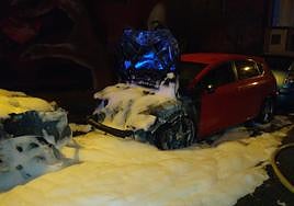 Imagen de los vehículos afectados por las llamas.