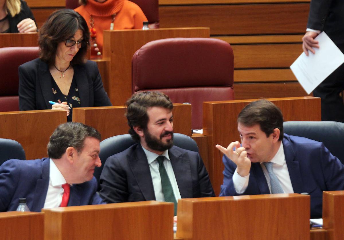 El presidente de la Junta, Alfonso Fernández Mañueco, el vicepresidente, Juan García Gallardo, y el consejero de La Presidencia, Luis Miguel González Gago, durante el Pleno de las Cortes.