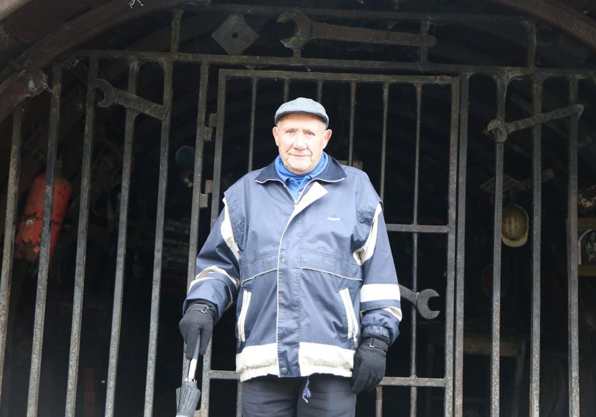 Valentín Sahelices 'Tin' posa en la entrada de la bocamina que le sirvió de refugio durante la Guerra Civil.