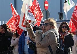 Los empleados se han concentrado frente a su centro de trabajo, en el polígono industrial de Onzonilla.