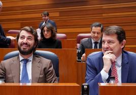 El presidente de la Junta, Alfonso Fernández Mañueco, y el vicepresidente, Juan García Gallardo, durante el Pleno de las Cortes de Castilla y León.