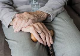 Imagen de archivo de las manos de una anciana.