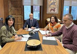 Renovación de convenio de bomberos entre el alcalde de León, José Antonio Diez, y la alcaldesa de San Andrés del Rabanedo, Ana María Fernández.