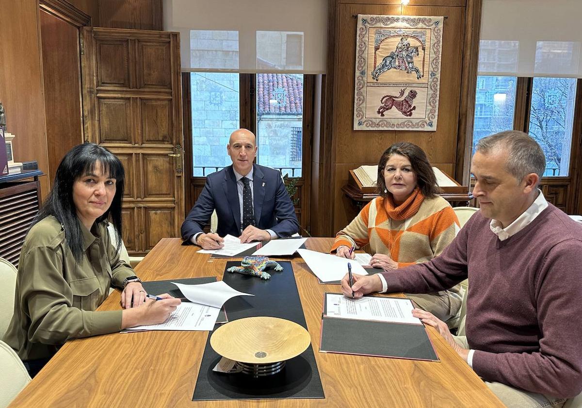 Renovación de convenio de bomberos entre el alcalde de León, José Antonio Diez, y la alcaldesa de San Andrés del Rabanedo, Ana María Fernández.