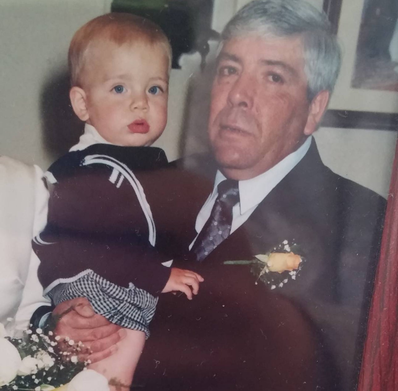 Imagen de Ángel con su abuelo materno cuando era un niño.