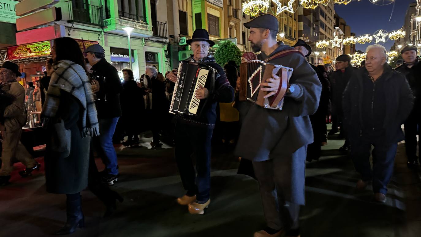 Músicos sobre madreñas acompañando el acto.