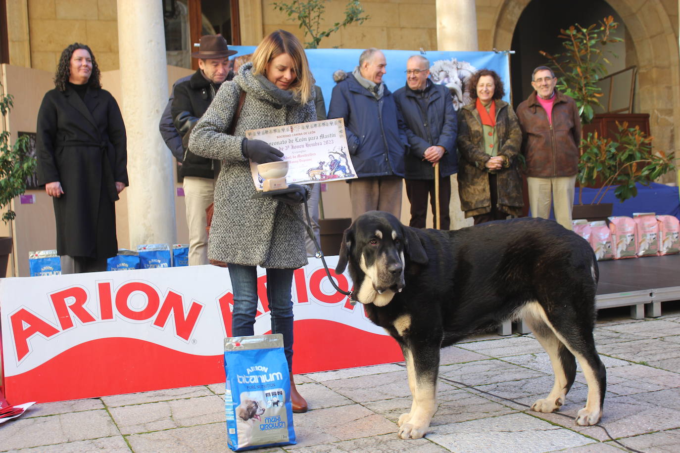 Representante de uno de los mastines premiados en el certamen.