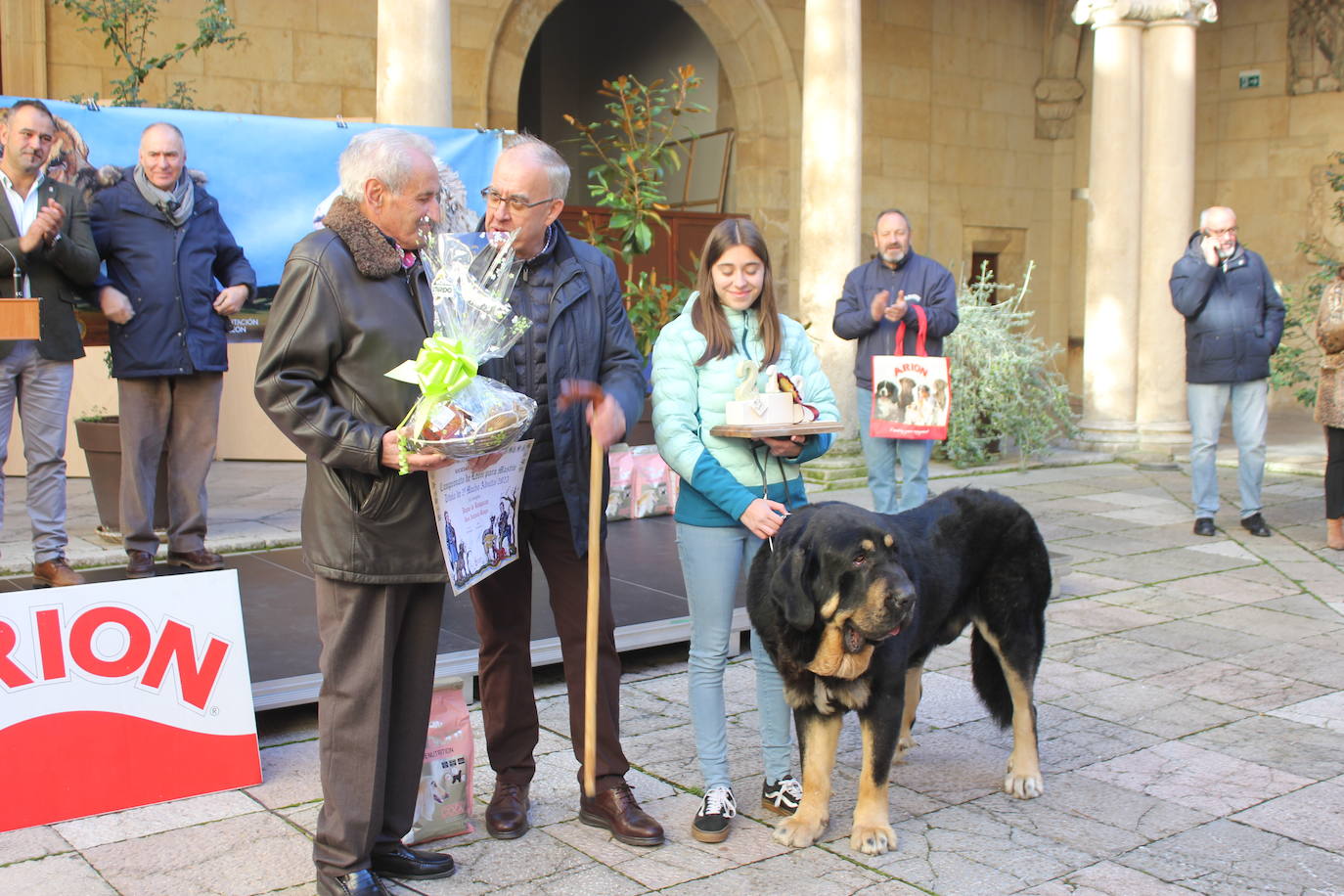 Representantes de uno de los mastines leoneses premiados.