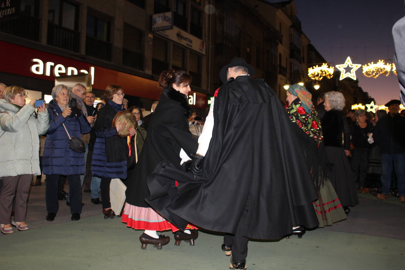 Bailes tradicionales sobre madreñas en el centro de León.