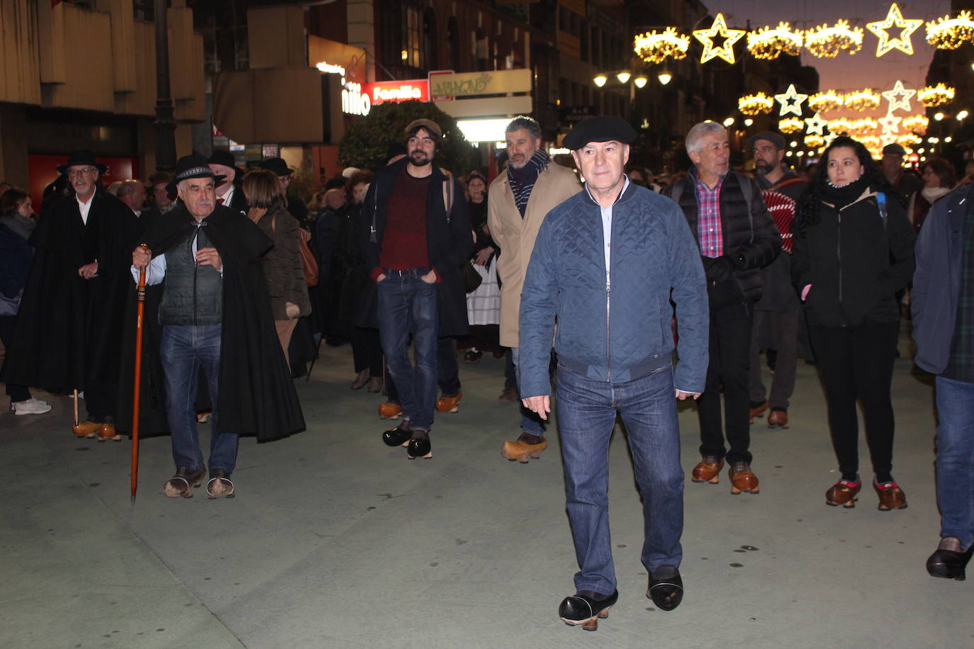 Personas en madreñas recorren el centro de la capital leonesa.